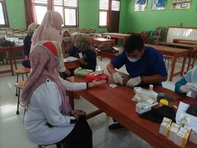 SMAN 1 Gunung Alip bekerjasama dengan Puskesmas Kedaloman , melakukan kegiatan screening  pada Siswa