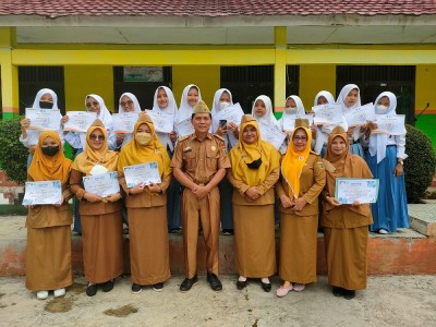 Pembagian Piagam Penghargaan Kepada Siswa Berprestasi Dalam Bidang KSN SMAN 1 Gunung Alip