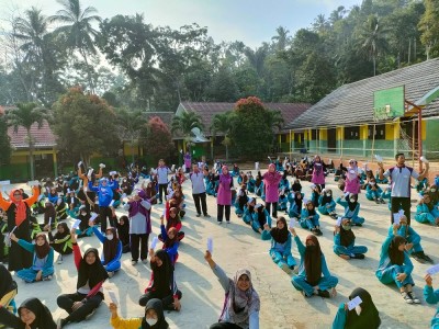 Pemberian Tablet Penambah Darah untuk Siswi
