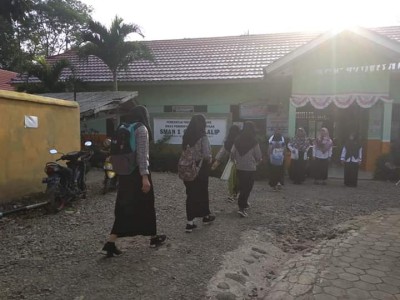 Siswa dan Siswi memasuki Lingkungan Sekolah