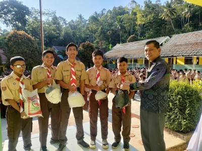 Jumat Berkah Bersedekah Satu Siswa Satu Gelas