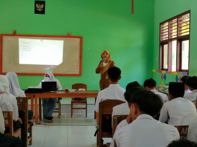 Pemberian Materi MPLS dari Petugas Puskesmas Kedaloman