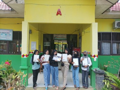 Siswa Menerima Sertifikat Ketrampilan Bahasa Korea
