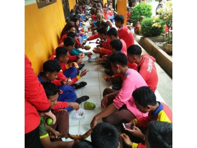 HARI JUMAT SEHAT DENGAN MAKAN BUAH BERSAMA